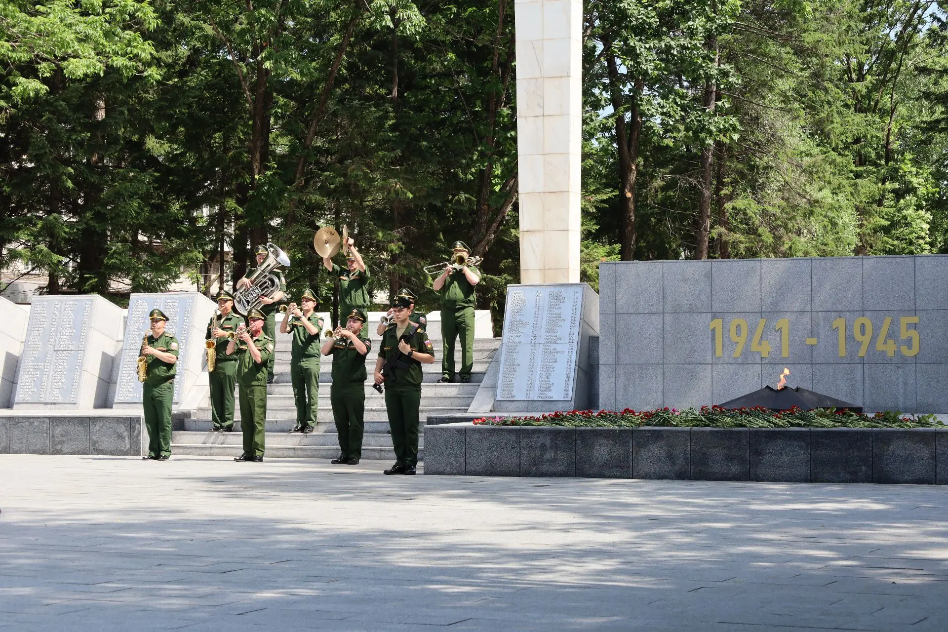 🕯️ В Биробиджане почтили память павших в День памяти и скорби

Сегодня в областном центре прошла це