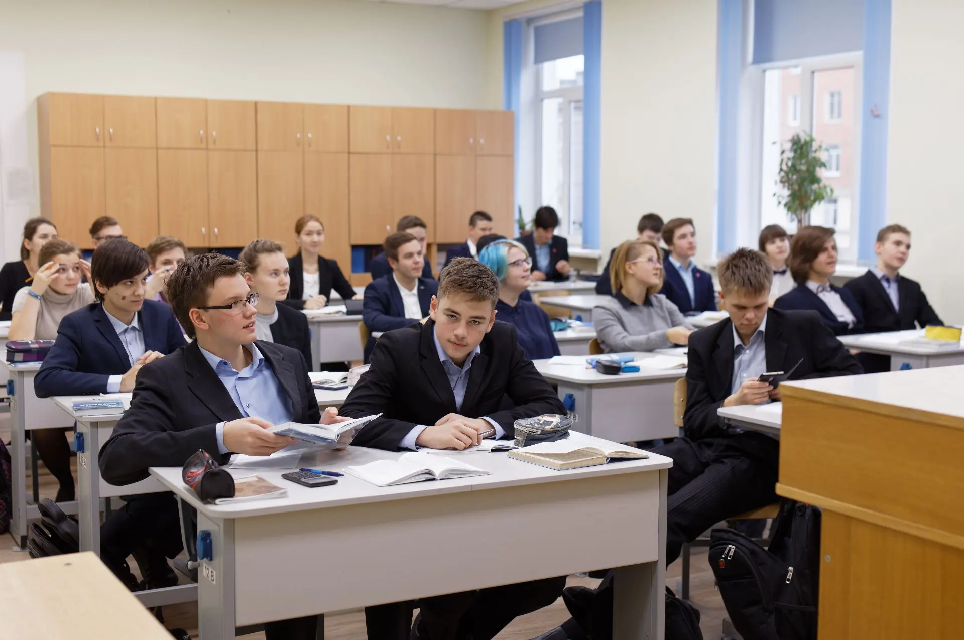 С 1 сентября в школах запретят использование телефонов на уроках