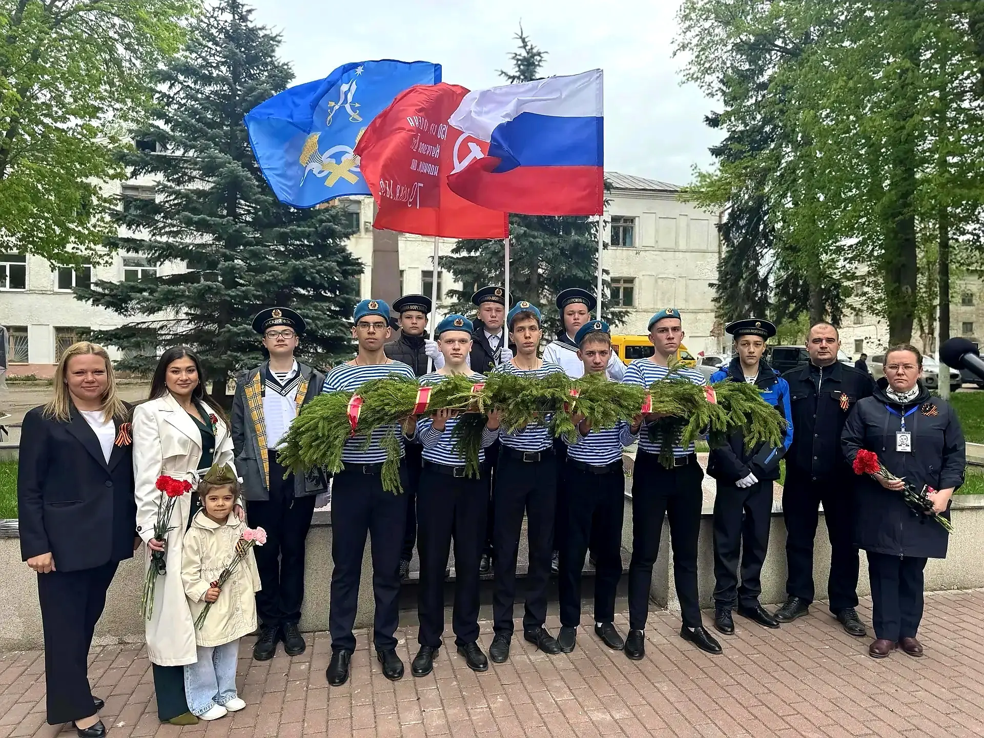 🪖 Юнармейцы и учителя Арсеньевской школы приняли участие в торжественных мероприятиях,...