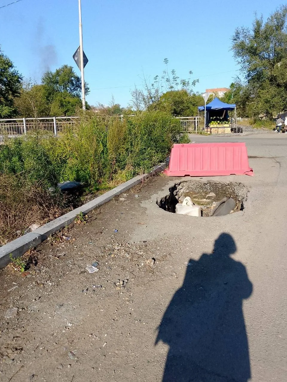 ⚠️В этот провал на  ул.Фадеева,14в во Владивостоке позавчера  провалился автомобиль.