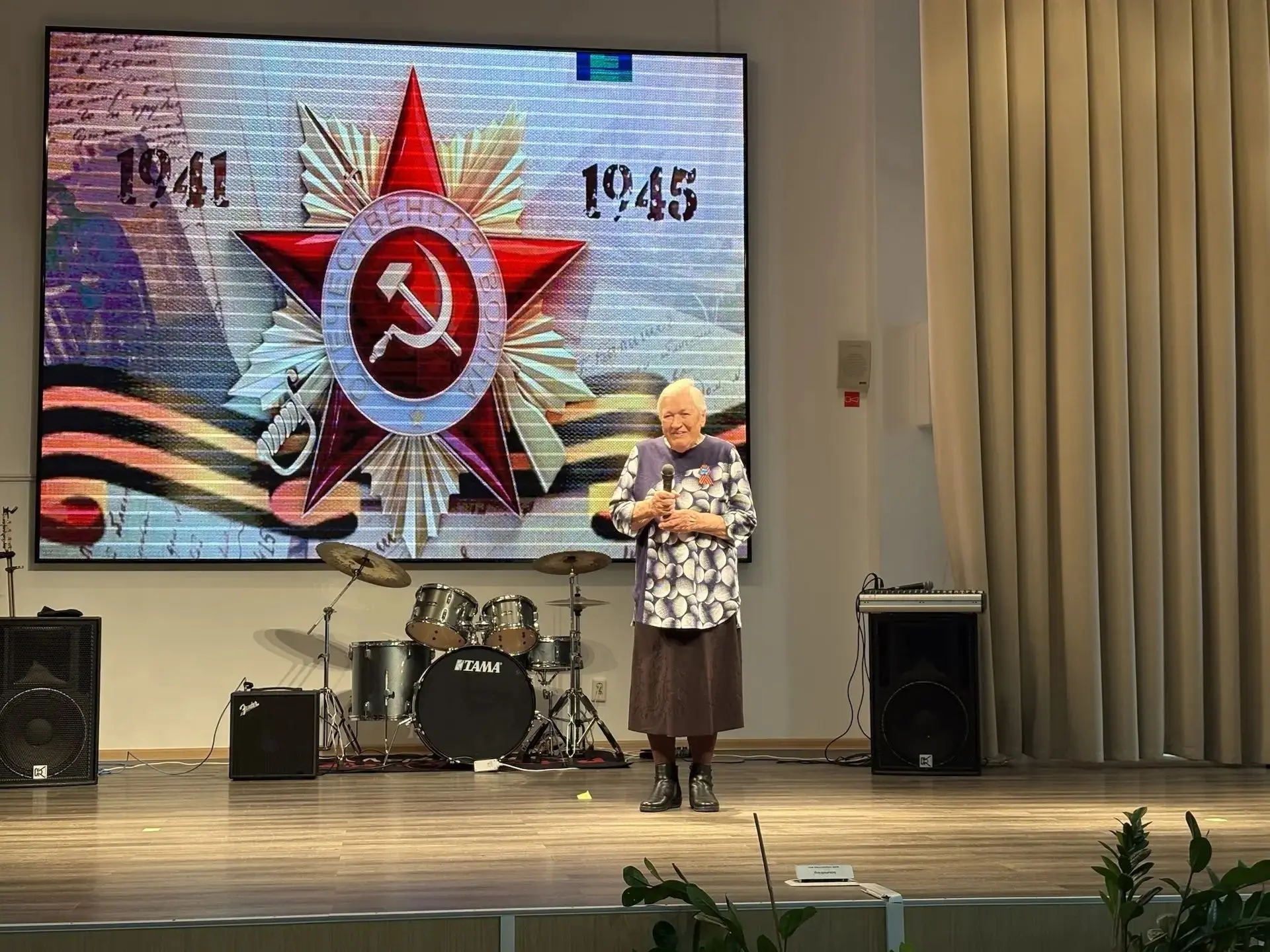 В Когалымском политехническом колледже состоялся праздничный концерт, посвященный Дню Победы в Велик