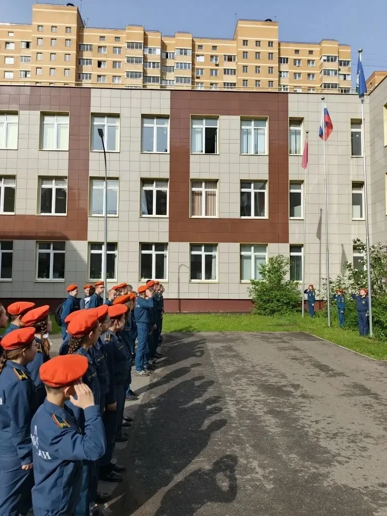 Новая учебная неделя началась с поднятия флага и исполнения гимна Российской Федерации.  18 мая 2026