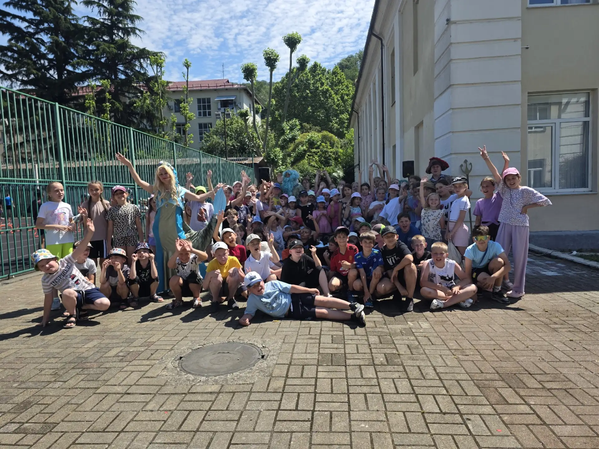 Сегодняшний день в нашем лагере выдался по-настоящему горячим! ☀️ И дело не только в погоде — у нас 
