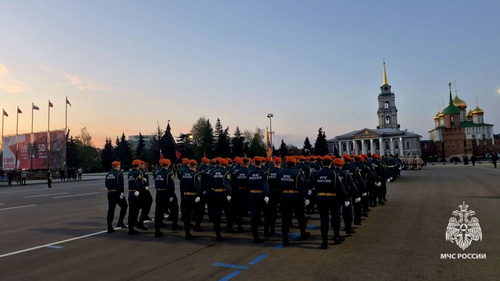 Спасатели МЧС России принимают участие в репетиции Парада Победы на центральной площади Тулы  На пло