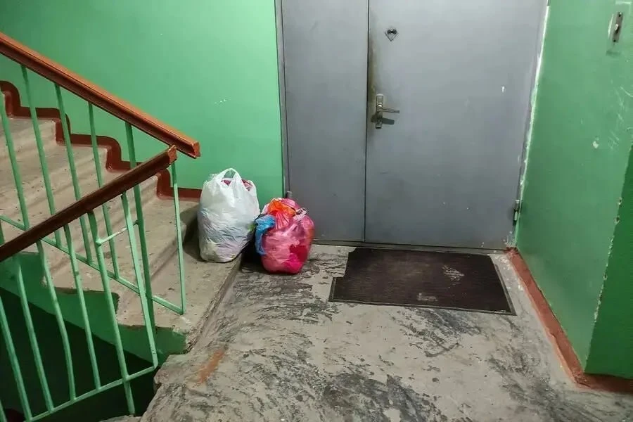 За хранение вещей и мусора в подъезде россиянам грозит штраф до 15 тысяч рублей