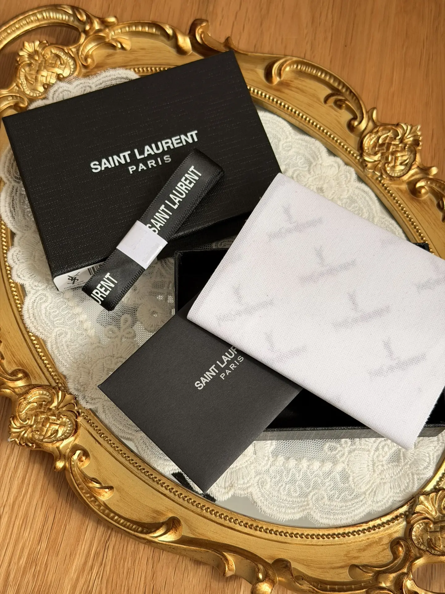 Нереальный картхолдер в стиле YSL

Много их у меня было, здесь я по одной фотографии рискнула выбрат