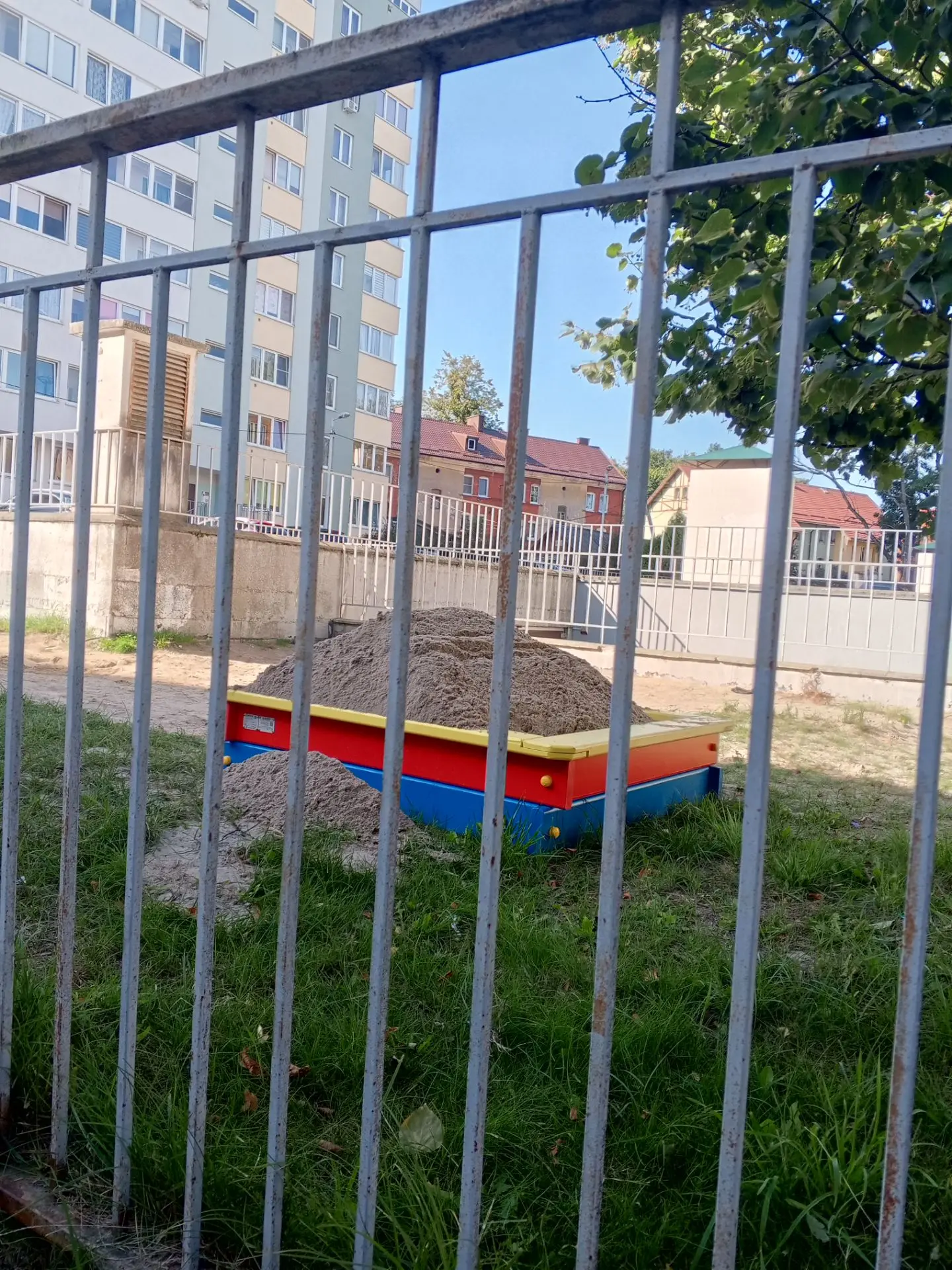 Произведены работы по завозу песка на детскую площадку Судостроительная 31а-Товарная 14