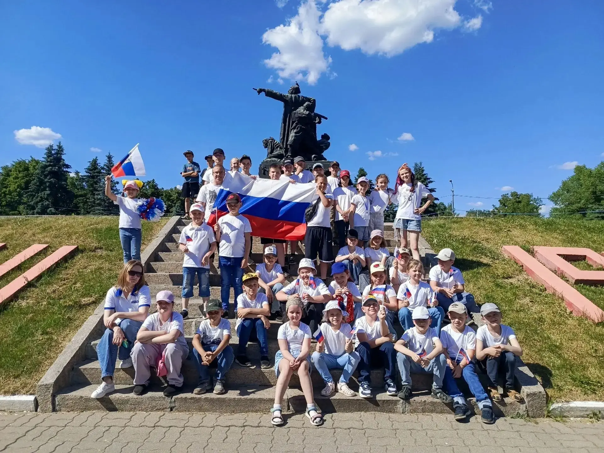 🌟Танцевальный флешмоб

🏡✨🎶12 июня воспитанники Вяземского социально-реабилитационного центра для 