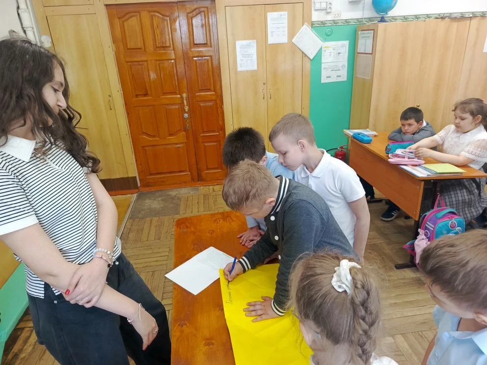 Самолёт будущего  Советник директора совместно с активистами Движения Первых, которые также являются