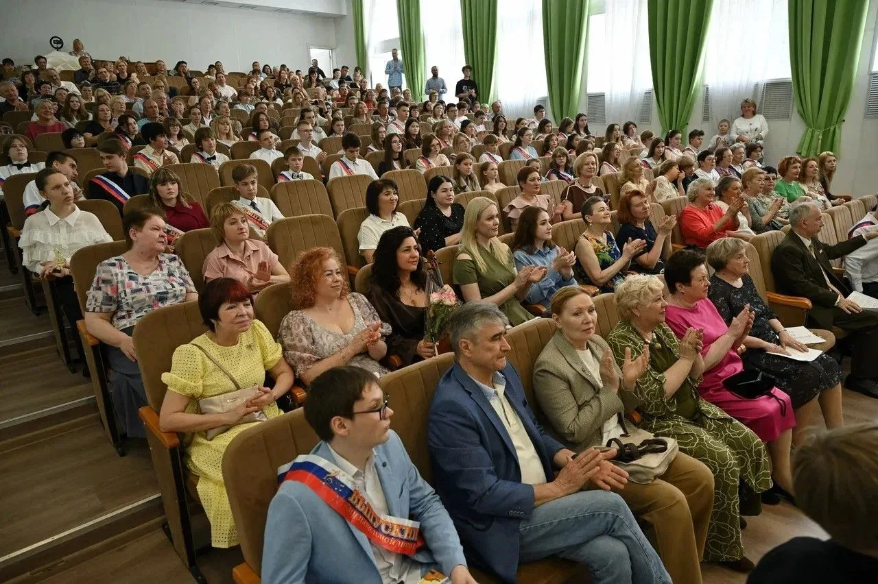 🔔 Музыка, цветы и шары: в Ступинской детской школе искусств прошел выпускной  В большом зале Ступинс
