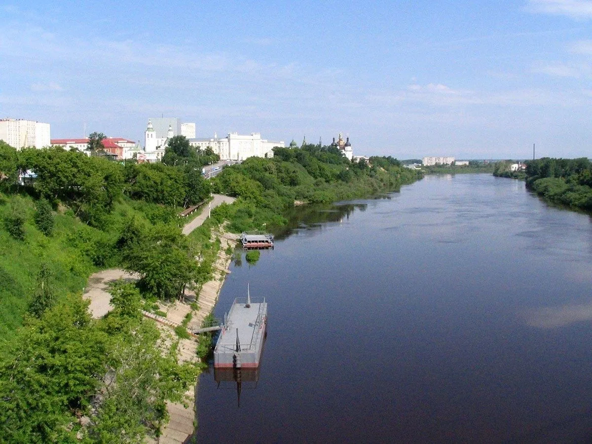 Набережная. Вид с пешеходного моста. 26 июня 2005 года.
Фото С. Бушуева.
