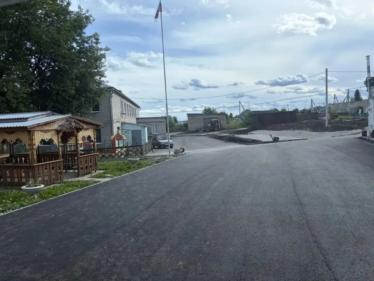 Продолжаются работы по благоустройству школьного двора в Медянке.