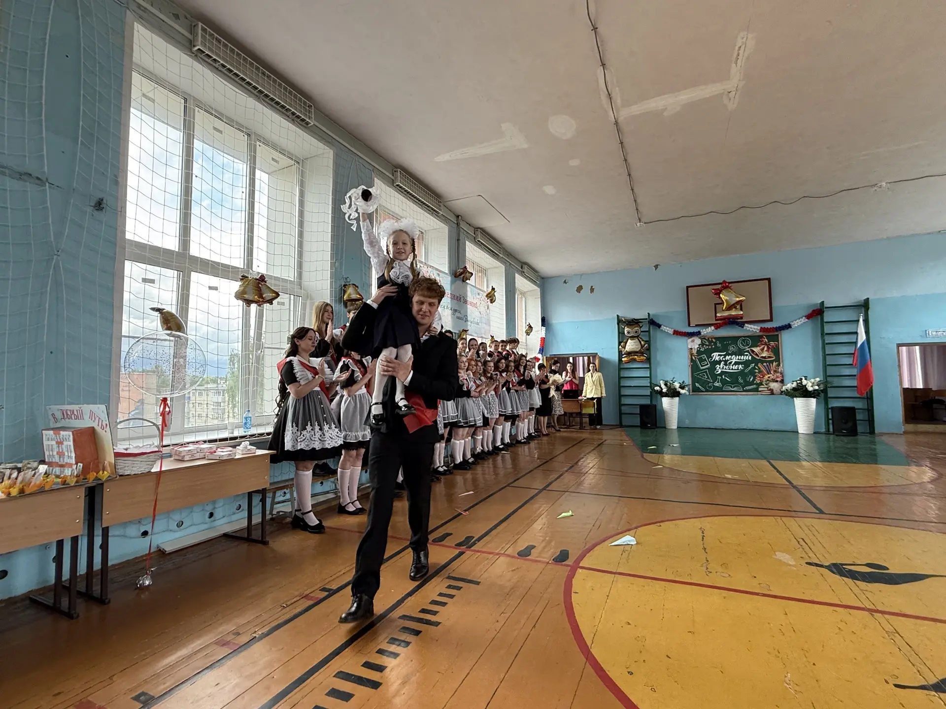 🔔 Сегодня в школе прозвенел последний звонок!  Этот день — особенный для каждого выпускника. Звучат 