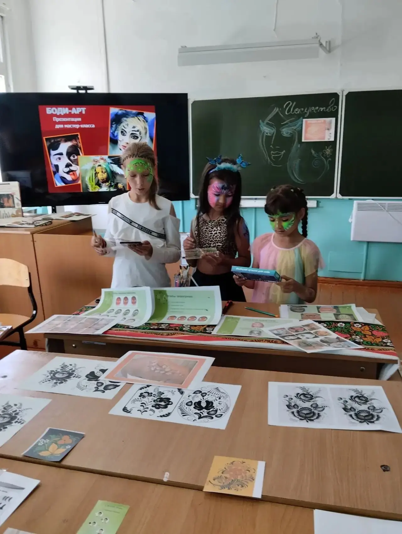 Яркие краски, улыбки и море творчества! 🎨
🌟Сегодня в нашем летнем лагере прошел потрясающий мастер