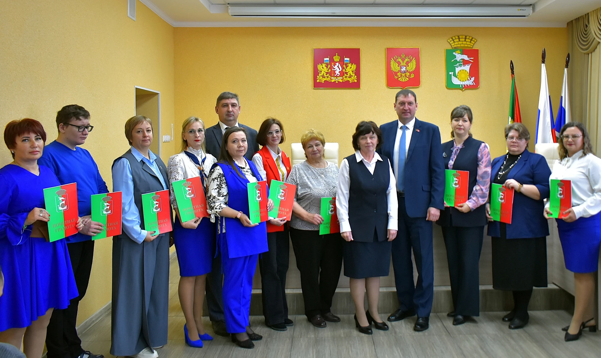 В День учителя 5 октября в начале оперативного совещания с огромным уважением вручил По...