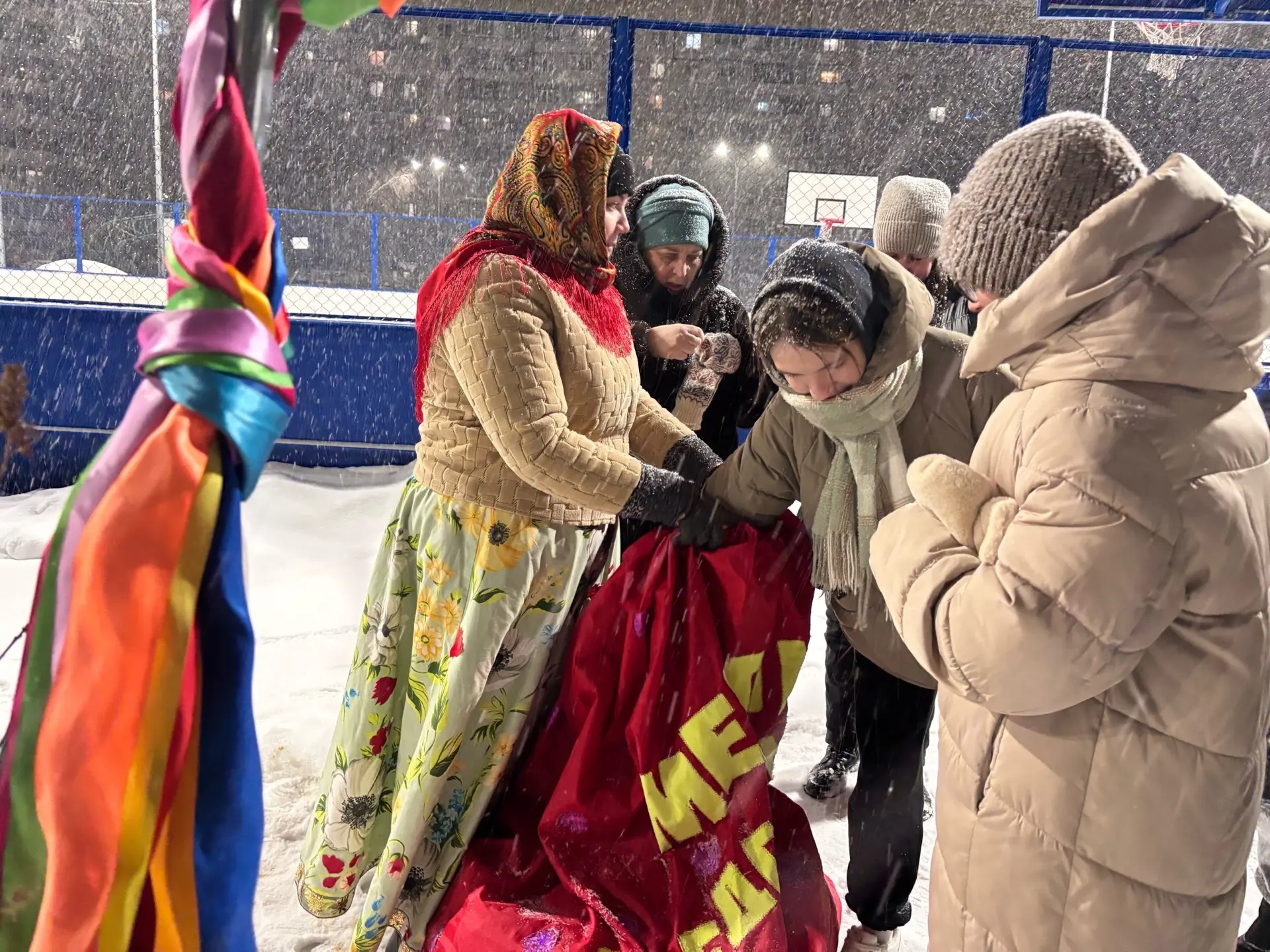 🎉 Масленичные гуляния в самом разгаре - даже снегопад не помешал празднику!