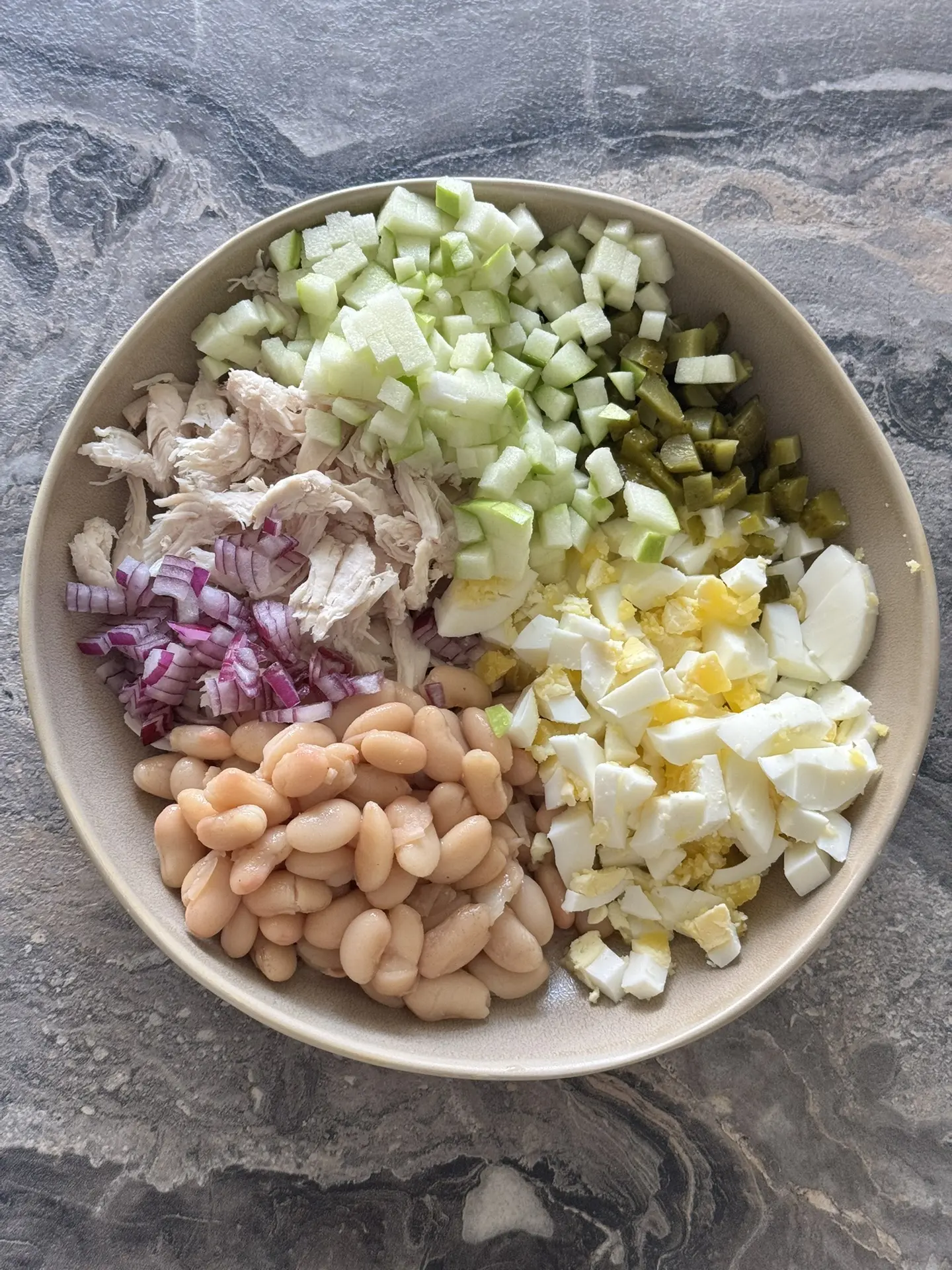 Салат с яблоком и фасолью