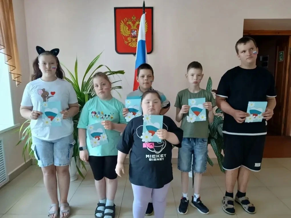 🇷🇺 В пришкольном лагере "Дружба» провели мастер-класс «Сердце России!»
Дети смастерили своими рука