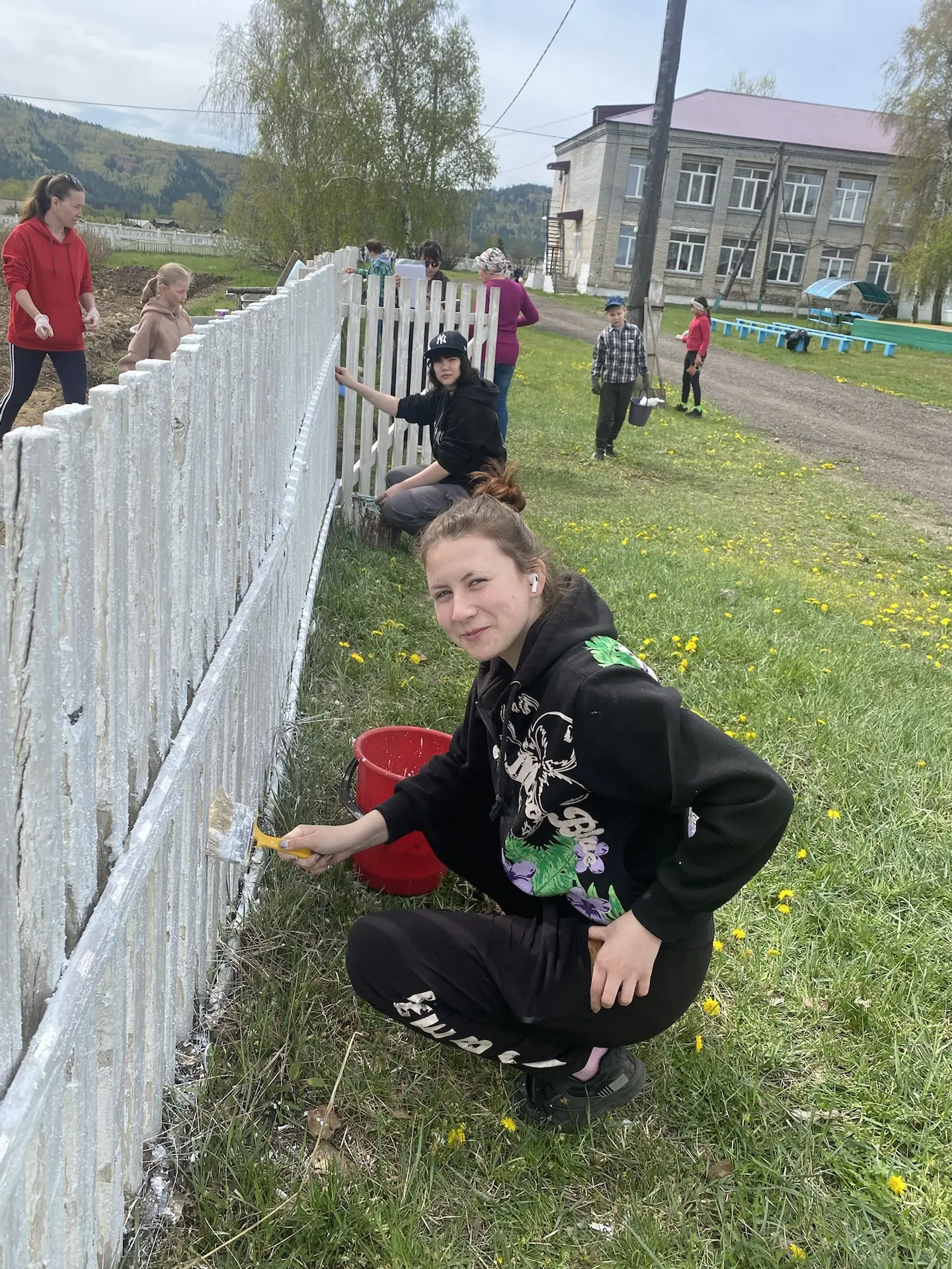 Сегодня в школе прошел трудовой десант. Большим коллективом ребят, педагогов и родителе...