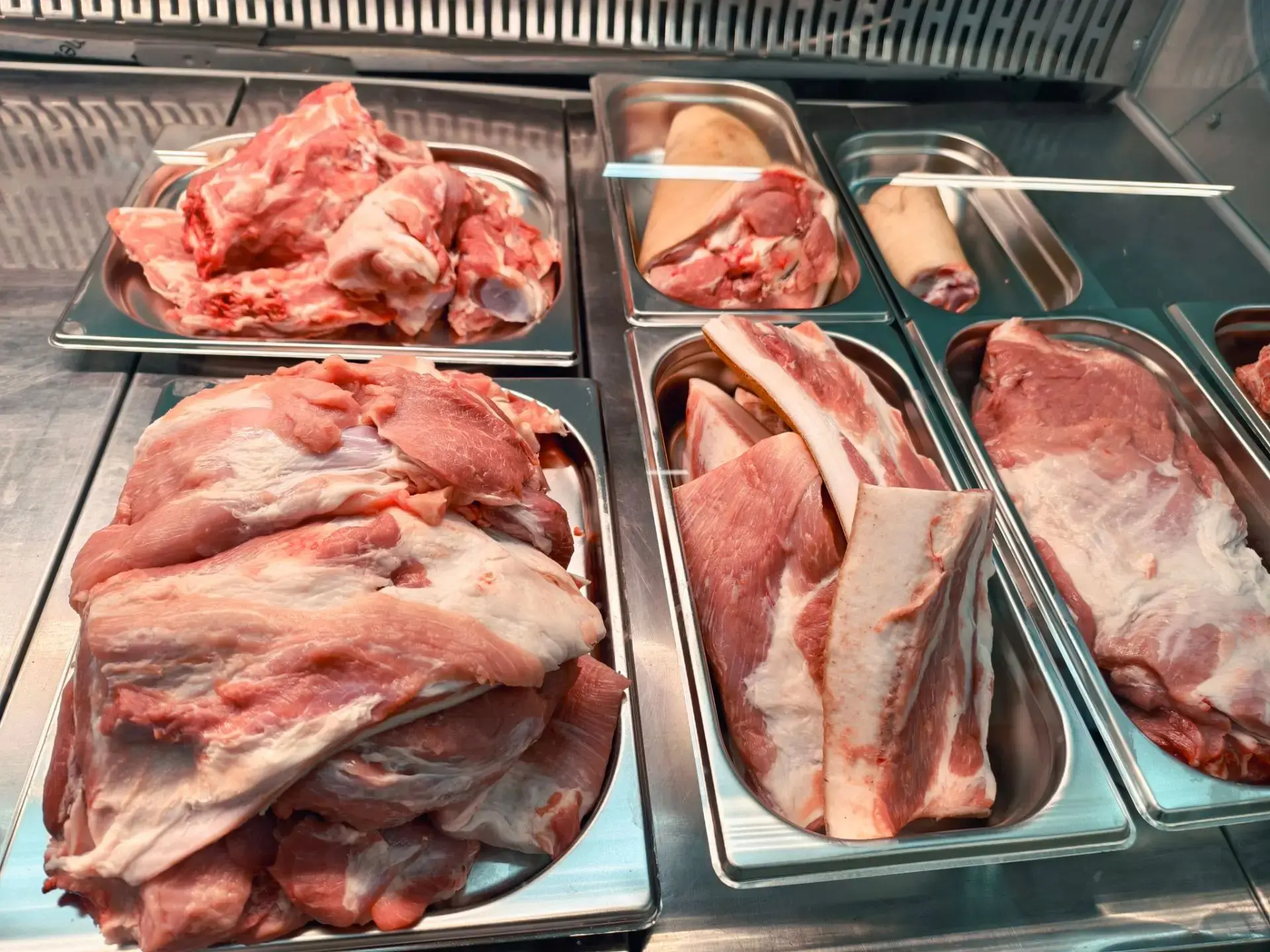 Только что привезли свежее мясо из Промышленновского района 🐷 . Всё уже разделали и вы...