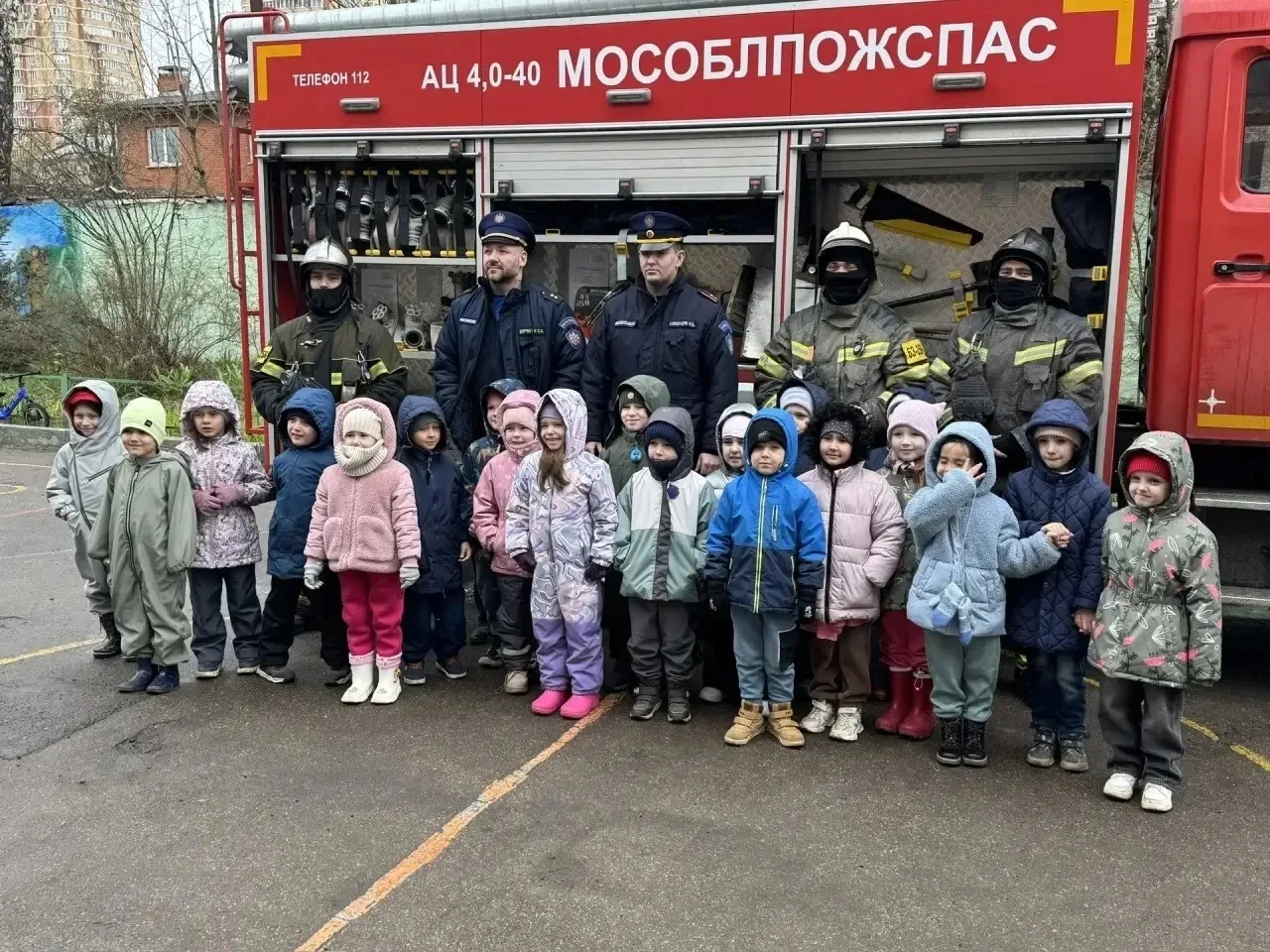 🚨 В рамках пожарно-тактического занятия Подольские огнеборцы рассказали дошколятам о с...