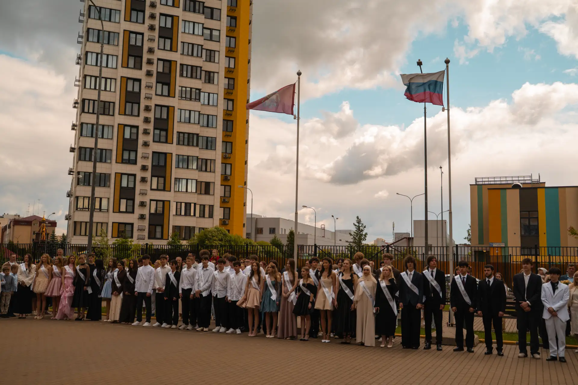 🎓🔔Вот и прозвенел Последний звонок для выпускников школы на Рублёвском шоссе!  📅 Этот день — не прос
