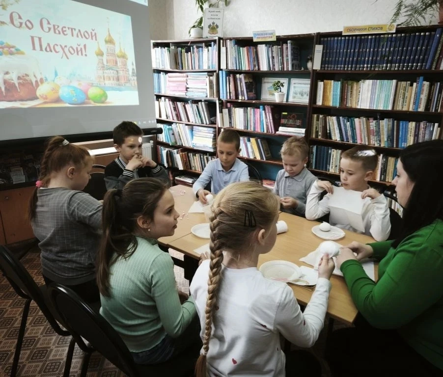 В преддверии Светлого праздника Пасхи, был  проведён для детей час росписи пасхальных яиц "Рисуем Па