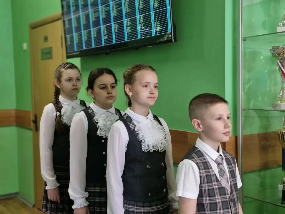 🇷🇺 Равнение на триколор!  Понедельник, 18 мая, в МБОУ СОШ № 9 начался с главного — торжественной лин