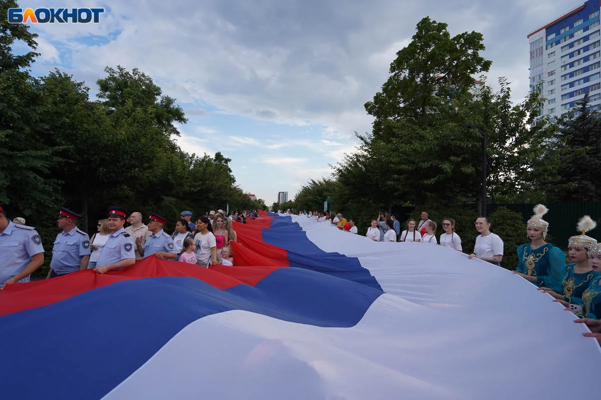 Стометровый триколор пронесли на День России по Центральному парку в Волгограде. Оцените масштаб!