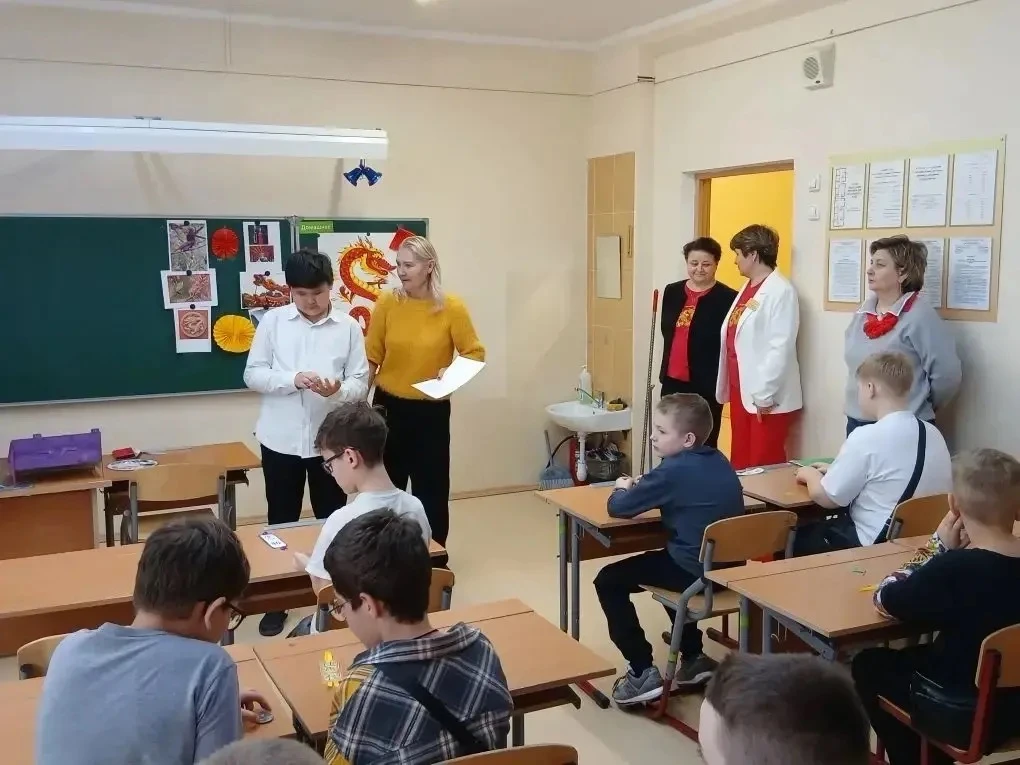 Сегодня в школе проходит День Китая «Код Китая»!  Для учеников 2‑х классов организованы мастер‑класс