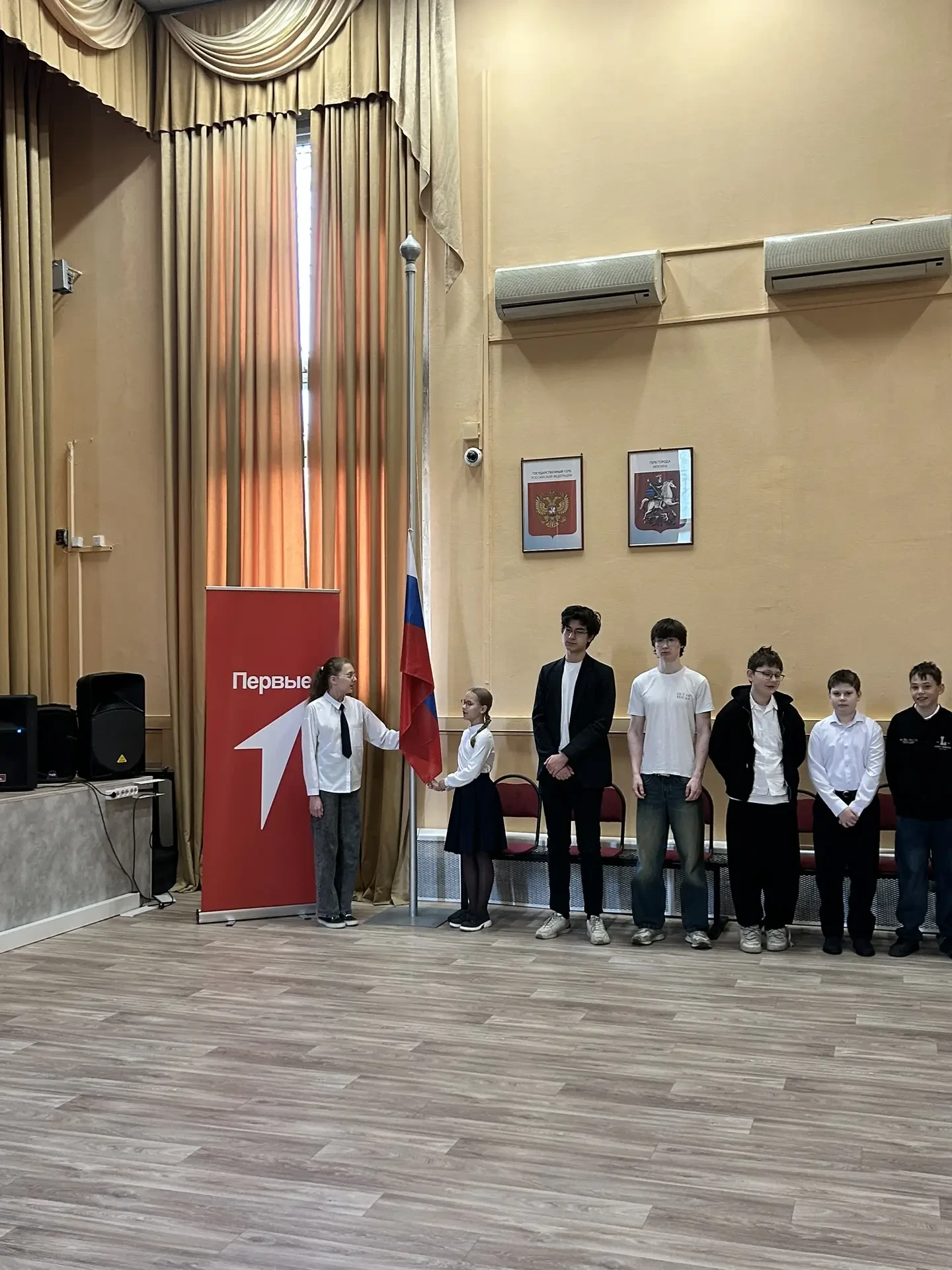 🔥 Утро понедельника началось с традиционной Церемонии поднятия Государственного флага РФ!  После лин