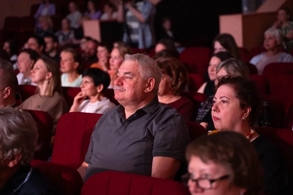 Спектакль о масках и искренности 🎭   В Доме культуры на площади Пушкина состоялась премьера спектакл