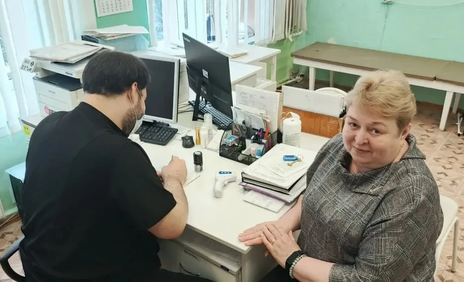 💉 Сегодня выездная бригада взрослой поликлиники привила от гриппа 64 сотрудника Школы ...