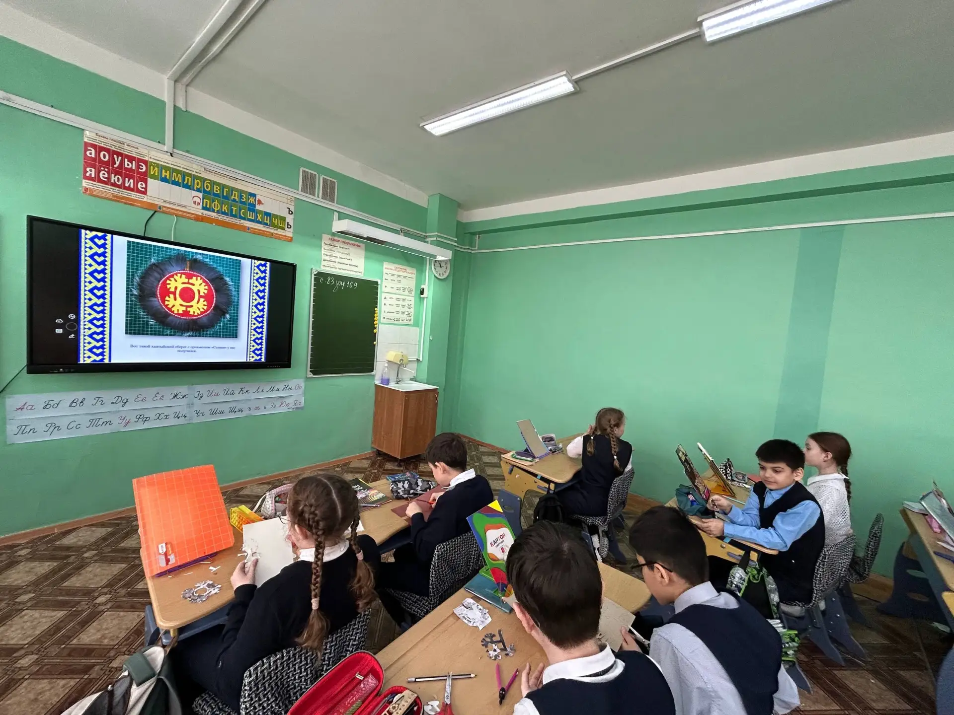 Хантыйский оберег  Сегодня для ребят 4 класса прошёл увлекательный мастер-класс по изготовлению хант
