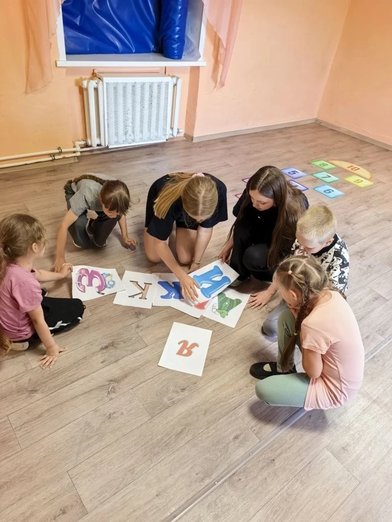 4 ДЕНЬ
🌈ЛОЛ "РаДуГа"🌈

План дня:
1. Зарядка. 
2. Линейка
3. Квест " Тайны русского языка"
4. Просм