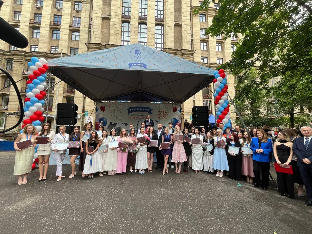 🎓🎉А сейчас хотим поздравить обладателей красных дипломов. Сегодня их получили 63 бака...