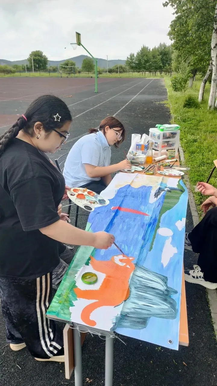 Как с помощью красок передать красоту родного края? 🎨

Сегодня пришкольная площадка превратилась в 
