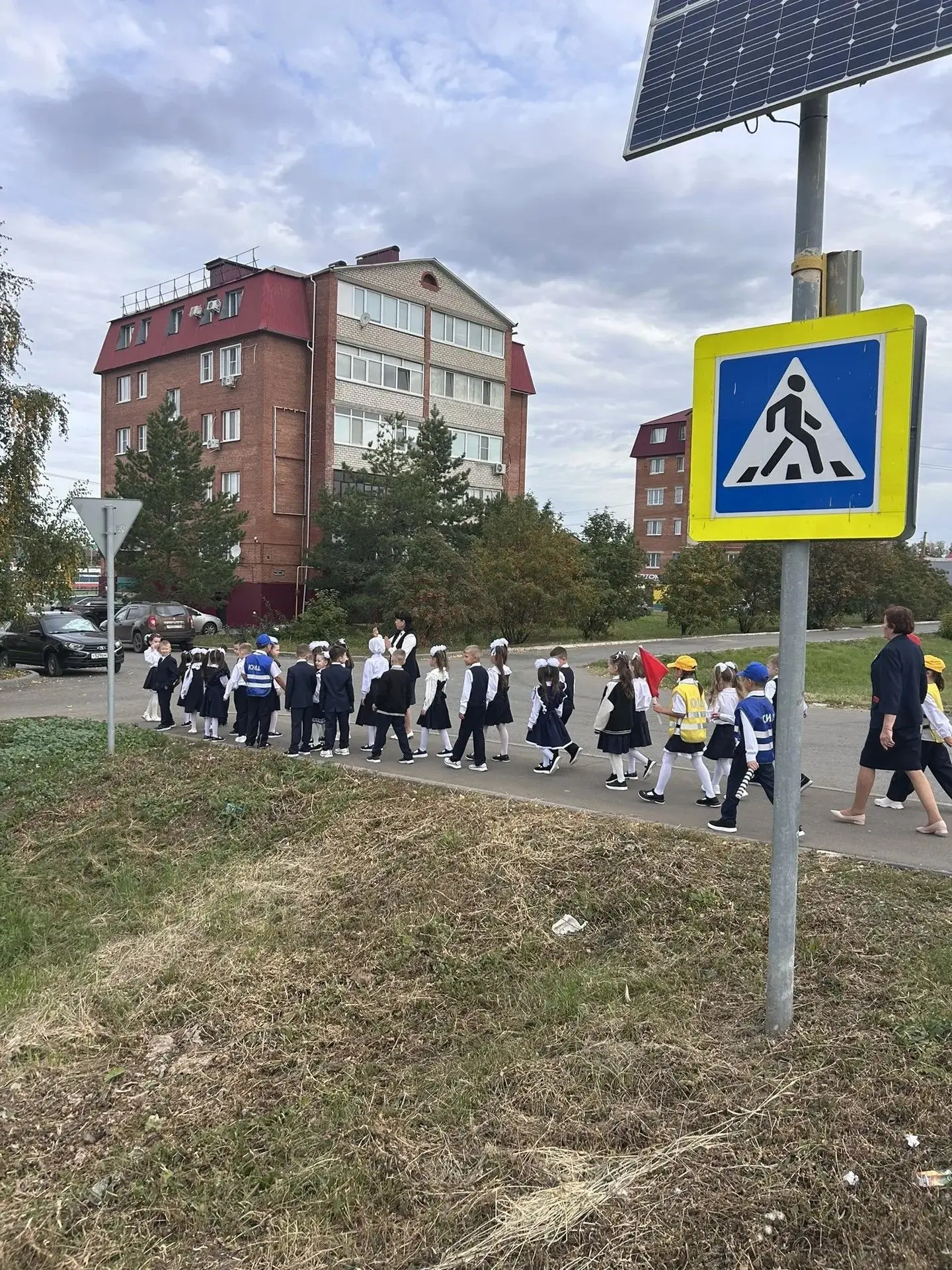 Практическое занятие по ПДД для первоклассников провёл отряд ЮИД