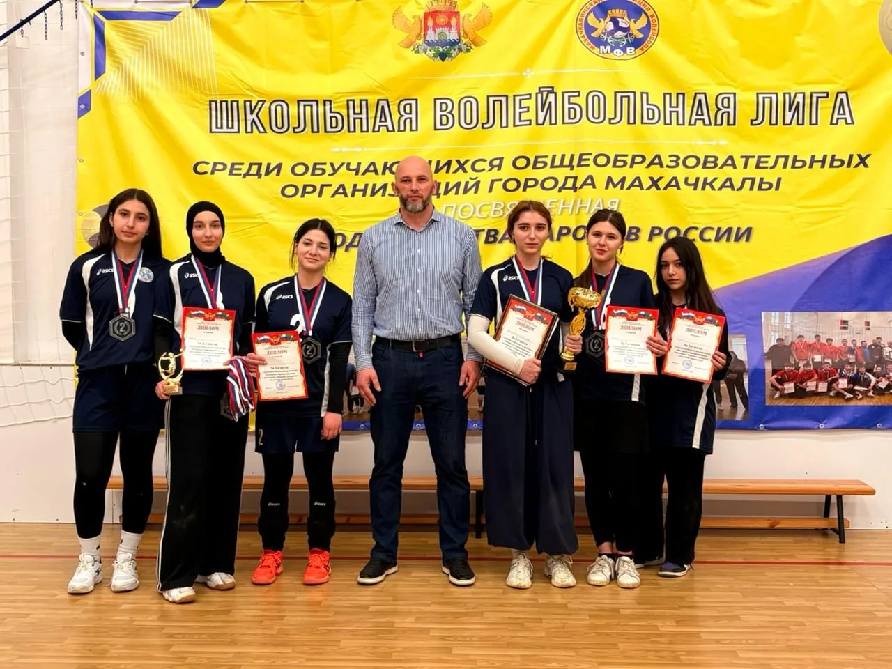 В Махачкале определили сильнейшие школьные команды! 🏐🏆  В столице Дагестана на базе столичных школ №