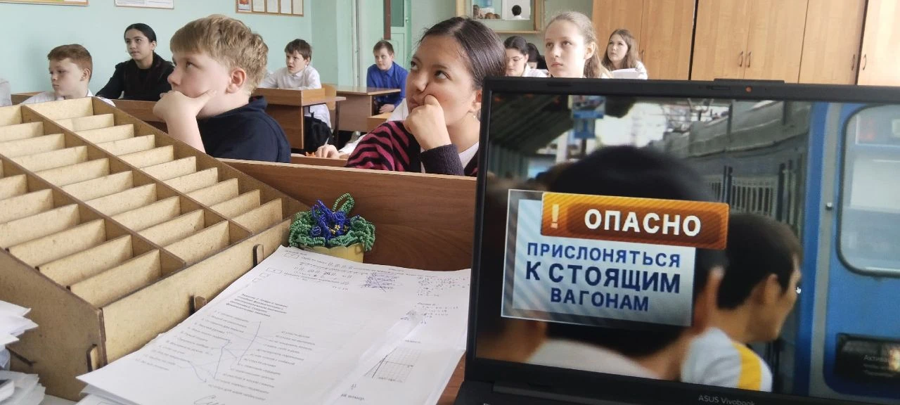 Учащиеся школы приняли участие в социально--значимую профилактической акции "Уступи дорогу поездам!"