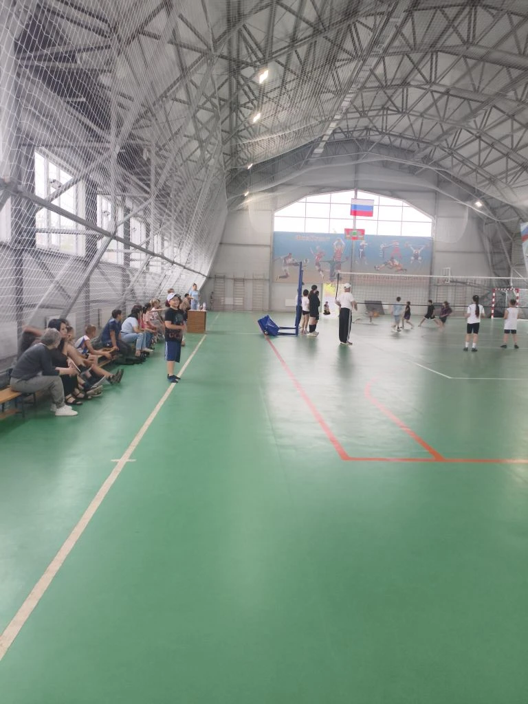 Сегодня в спортивной школе прошел мини-турнир по "пионерболу" (волейбол для начинающих), среди смеша