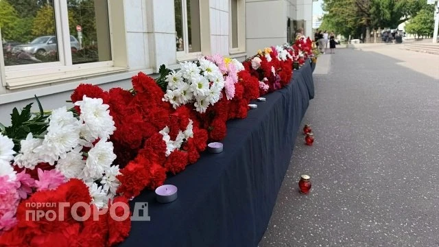 Цветы, свечи и лампадки несут кировчане к стихийному мемориалу в память о погибших земляках.

Киров 