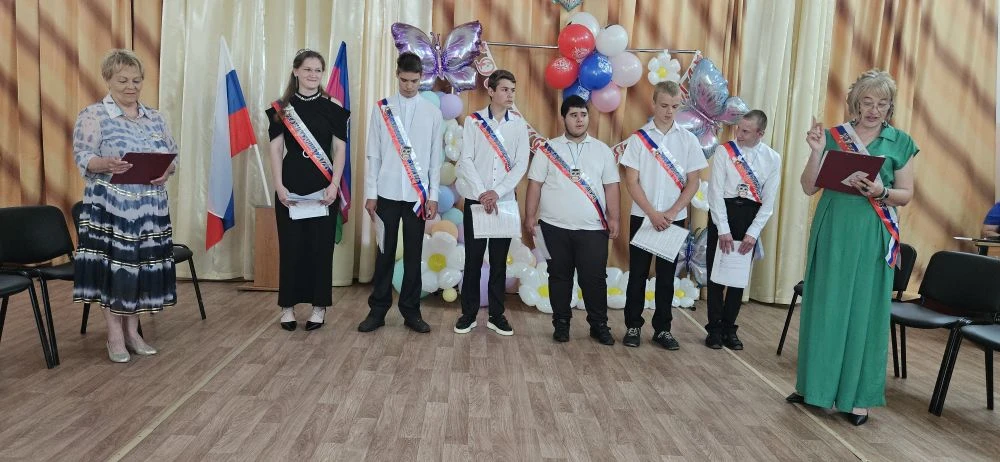 Вчера в нашей школе прошёл долгожданный, торжественный и немного грустный выпускной  для 9-х классов