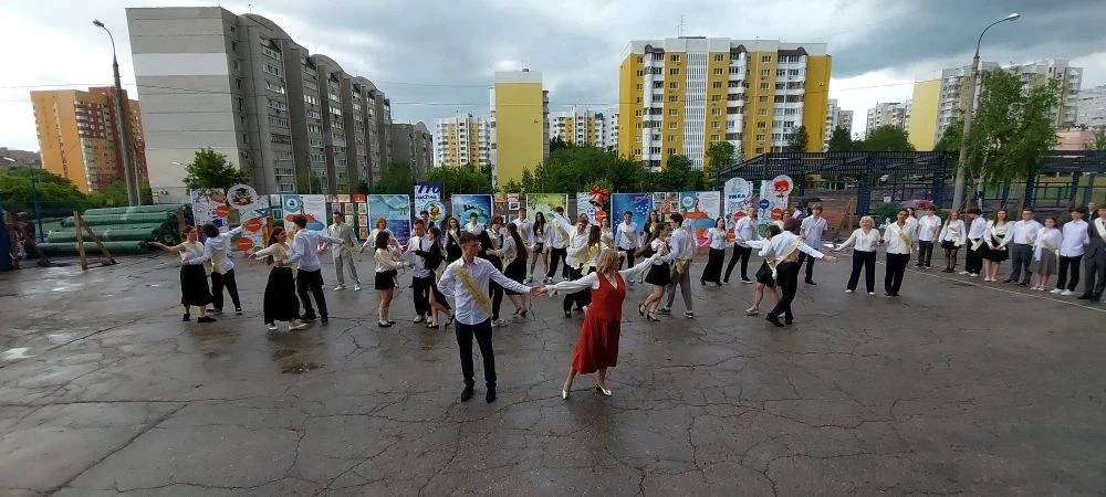 Красивые локоны, белые рубашки, улыбки, волнение и музыка. Сегодня, несмотря на дождь, наши выпускни