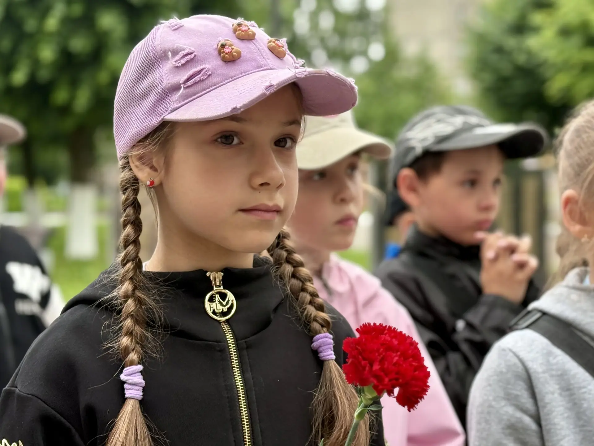 ЧТИМ ПАМЯТЬ ГЕРОЕВ🕯️

Сегодня, в День памяти и скорби, воспитанники пришкольного лагеря приняли уча