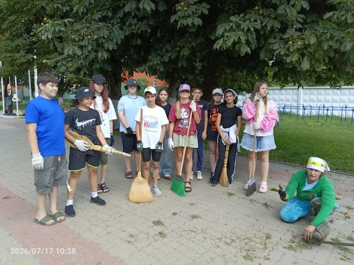✅ В июле началась летняя трудовая практика! Наши школьники активно участвуют в улучшении школьной те
