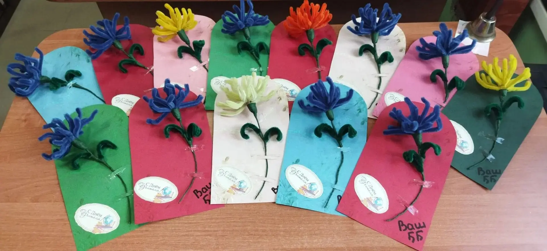 💐 Подготовка ко Дню учителя: 5‑Б мастерит открытки для любимых педагогов! 💛В преддвер...