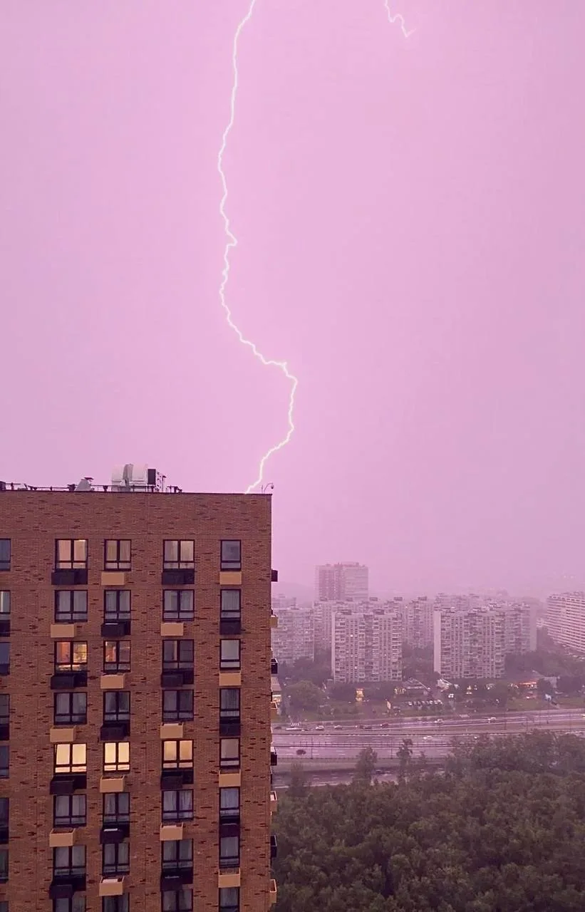 Гром и молнии в Крылатском и Кунцево во время вчерашнего дождя ⛈️

Впереди ещё неделя дождей 

Присл