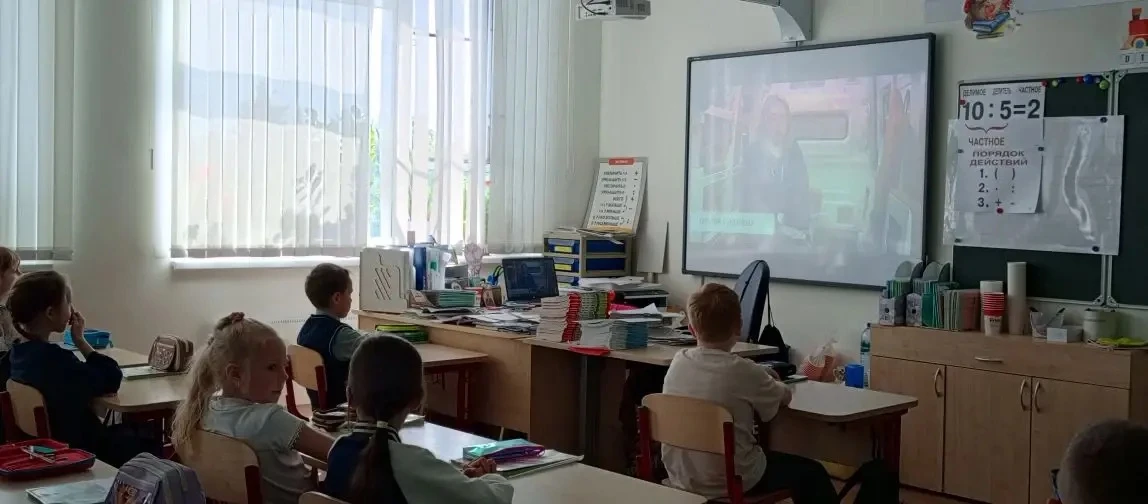 📌Солнечное утро понедельника для обучающихся Глебовской школы началось с традиционной торжественной 