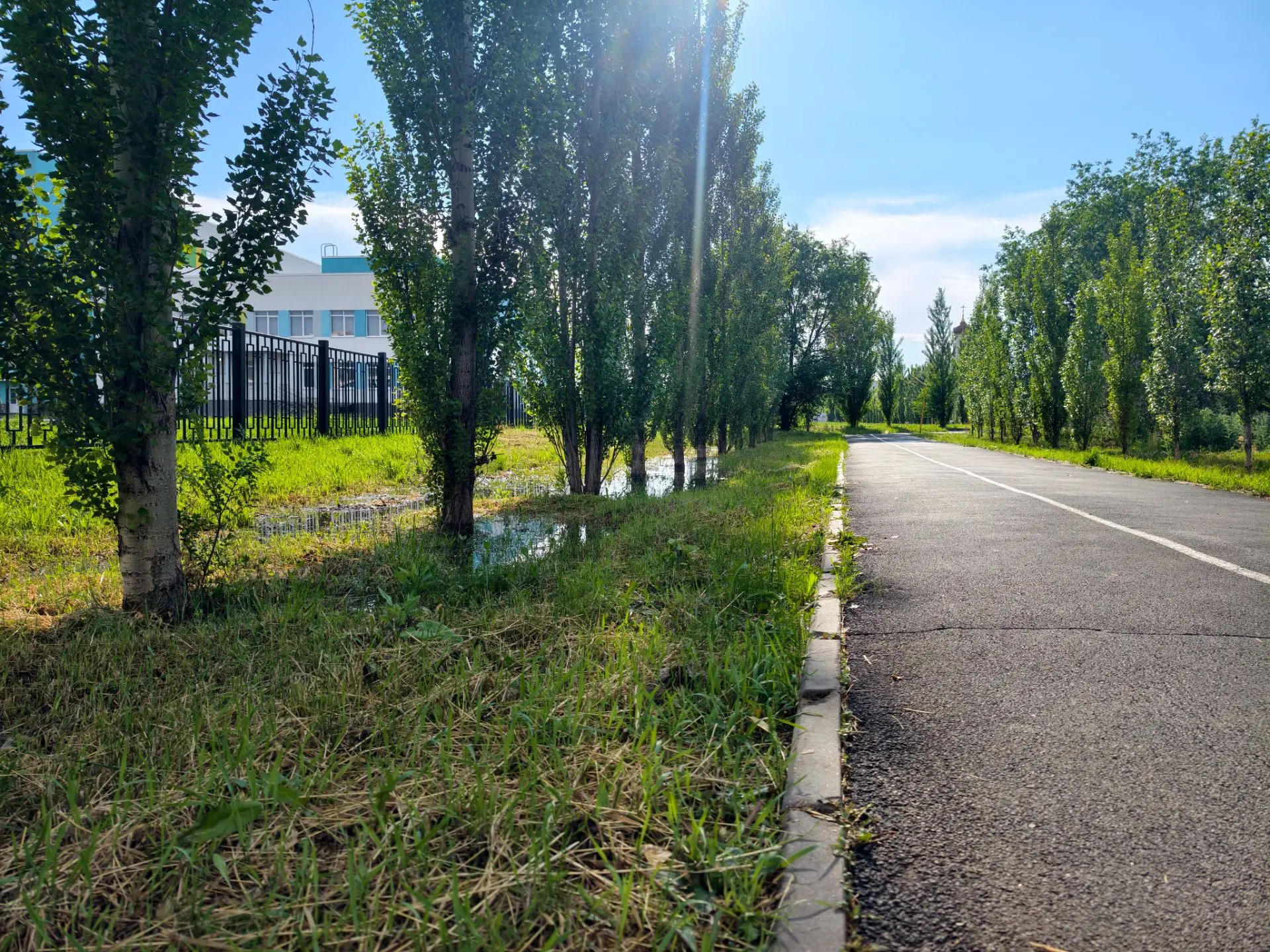 Южный после дождя напоминает затопленный флот) 
Лужи разной глубины , ширины и протяжённости всюду! 